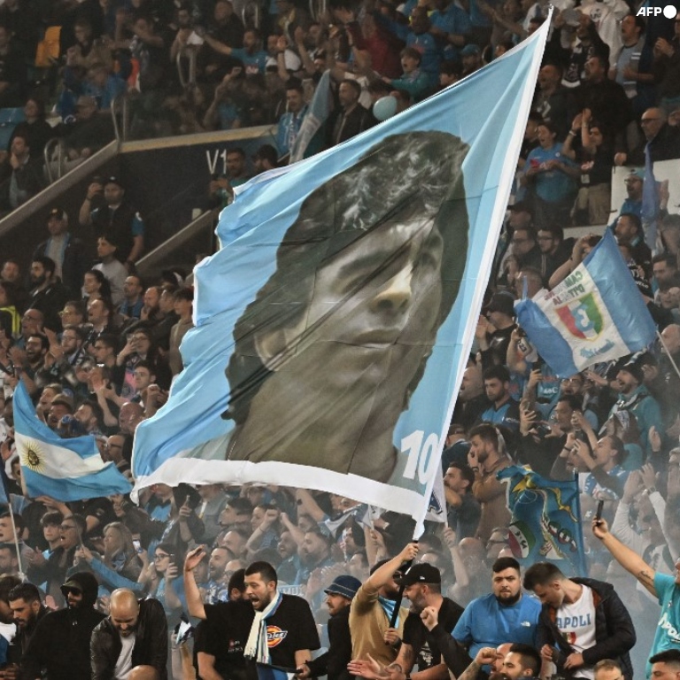 InvictosSomos's tweet photo. Él fue quien los hizo creer que ser campeón de Italia era posible. Él fue quien los llevó a sus primeras glorias. Él fue quien luchó contra los del norte. Él fue quien les mostró el camino. Por eso, en los festejos del tercer Scudetto del Napoli, la imagen de Diego Armando Maradona no podía faltar. ETERNO.