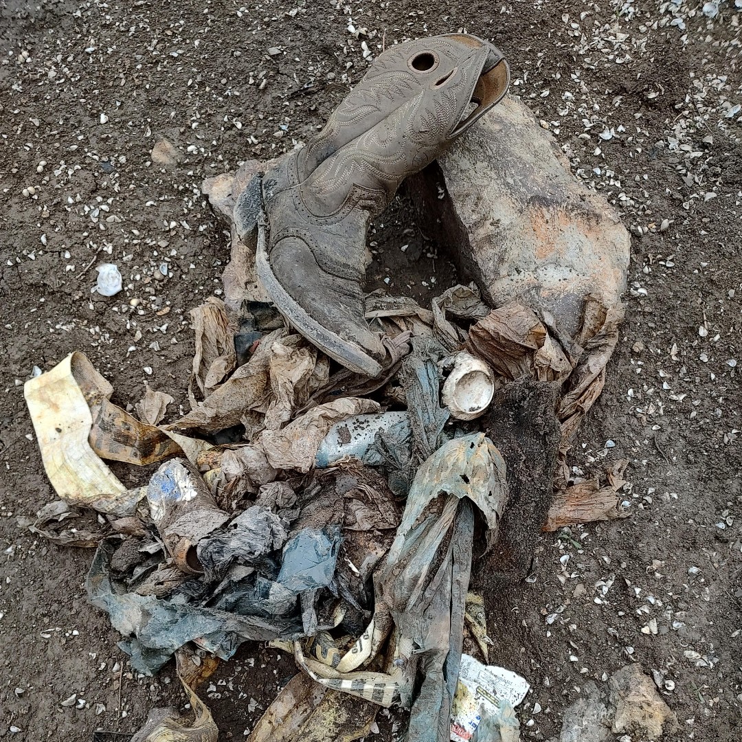 CycletheErie's tweet photo. For our next round of #CanalCleanSweep awards, we're highlighting the strangest objects found out on the trail 😱

🤠 A cowboy boot found by the Middleport Beautification Committee
📸 A camera found near Dewitt by Team Al Stirpe
🦴 An animal skull found in Rotterdam by the FMHBHT https://t.co/imS7P074xh