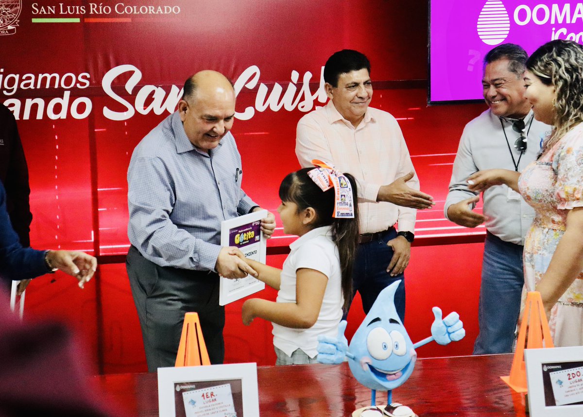 SantosGonzalezY's tweet photo. Ya tenemos a los ganadores del concurso para darle nombre a la “gotita” de Oomapas SLRC. Desde hoy se llama “DROP” ¡Felicidades a todas las y los pequeños participantes!💧👏 

🥇Emma Janelle Rodríguez Medina 
🥈José Ángel Pallanes Castro 
🥉 Raquel de Jesús Álvarez Moreno https://t.co/WTL0gvK9Qh