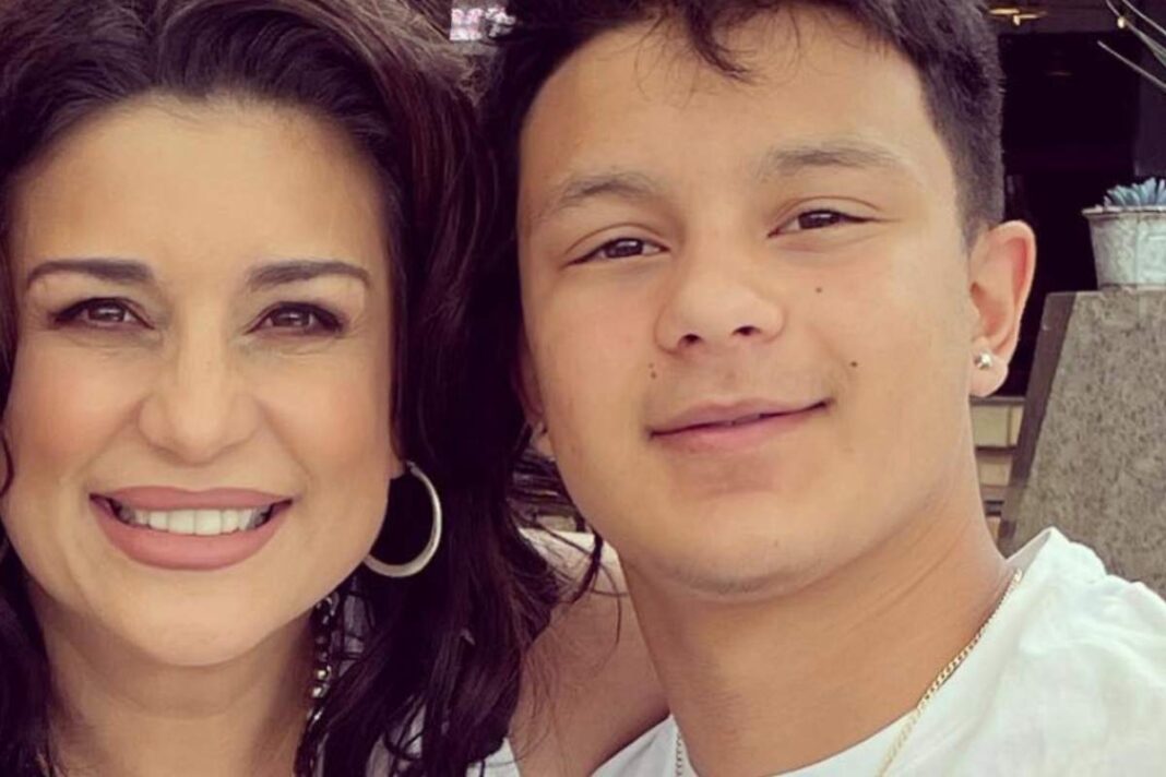 El hijo de la cantante Karina, culminó su proceso de reasignación de género.
 Xander con 19 años está sano y completamente acorde con su identidad. Su famosa mamá espera "sea una persona productiva y que esté feliz él con él" porque "la felicidad es muy difícil de conseguir".