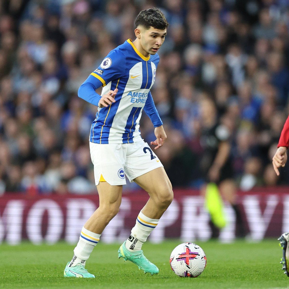 Enorme partido de Julio Enciso en la agónica victoria sobre el Manchester United. Completó los noventa por primera vez, nunca dejó de presionar y generó un montón con su gambeta.

🫶🏻🇵🇾 Ganando confianza y jugando cada vez mejor.