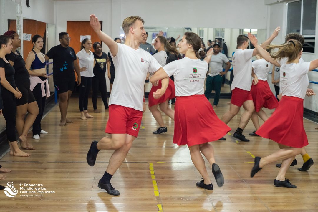 IUIPCCali's tweet photo. Kenia 🇰🇪 y Polonia 🇵🇱,  solo necesitaron la danza y la música para comunicase con nuestros/as estudiantes  #IPCCali en el I Encuentro Mundial de Culturas Populares  💃🎶🌎 , durante las clases abiertas que dictaron en nuestra sede Porvenir.
 #CaliEsCulturaPopular https://t.co/DXNJQdCdvu