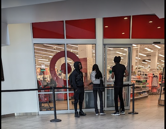 CapitalGirl2020's tweet photo. Black folk must line up to shop @Target in Tenleytown, Washington, DC.  Black folk only let in as other Blacks leave.  Target says it is "crowd control."  Whites walk right in.

You see a crowd?  #shoppingwhileblack #TargetSoRacist 

@ACLU_DC @DCist @MayorBowser @DCAttorneyGen https://t.co/zcREMQBl0x