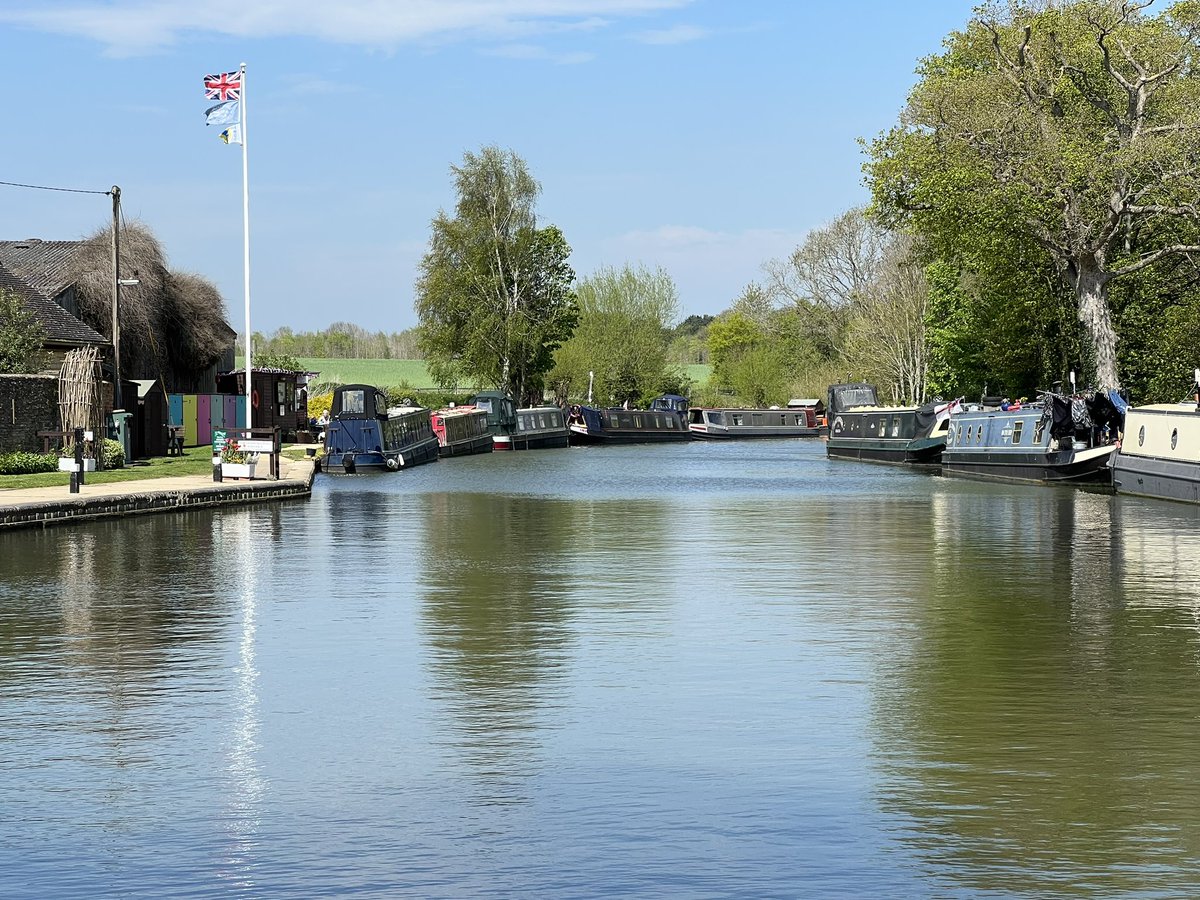 Down the K&amp;A in 2 days from  Newbury (fun catching yellow not red locks), 34 miles up the Thames third day an finally onto a ‘proper’ canal, even nabbed a 7 day mooring at Thrupp!