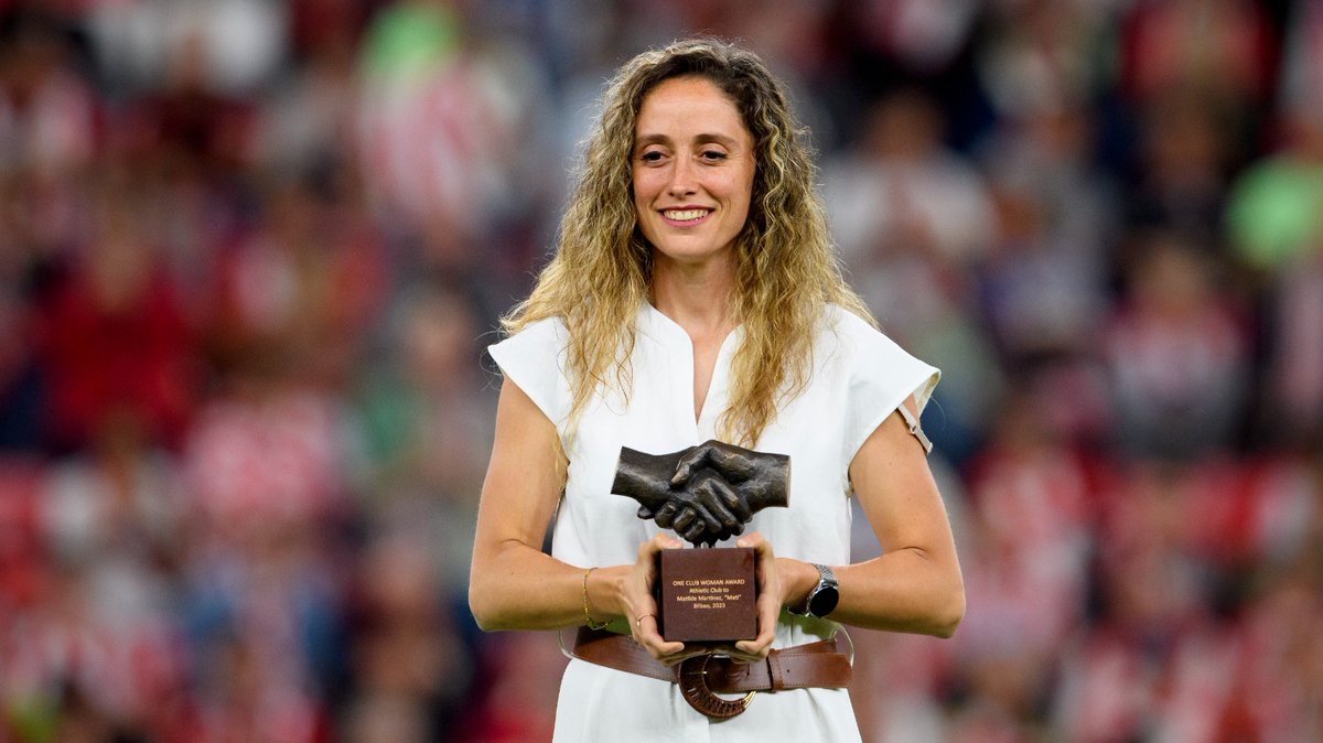 AthleticClub's tweet photo. 🏅 𝗢𝗻𝗲 𝗖𝗹𝘂𝗯 𝗪𝗼𝗺𝗮𝗻 𝟮𝟬𝟮𝟯 

San Mamés reconoce el sentimiento de pertenencia de 𝗠𝗮𝘁𝗶𝗹𝗱𝗲 '𝗠𝗮𝘁𝗶' 𝗠𝗮𝗿𝘁𝗶́𝗻𝗲𝘇 durante 20 temporadas al @FundaAlbaFem 

Zorionak, Mati!

#AthleticRealBetis #AthleticClub 🦁 https://t.co/R3J5h4VZ9y