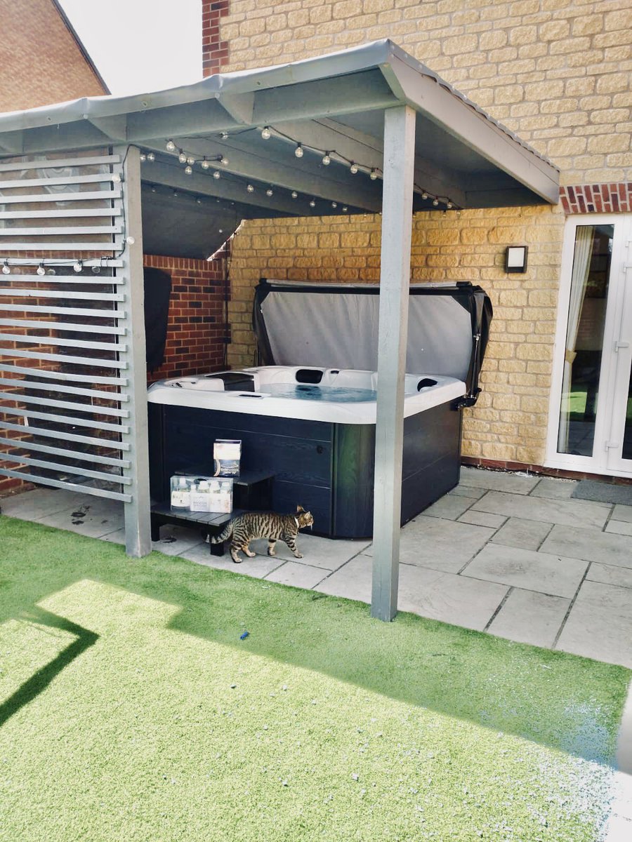 This curious cat is exploring our Retreat Plus - this one was installed down in Oxford this week 😍🔥
