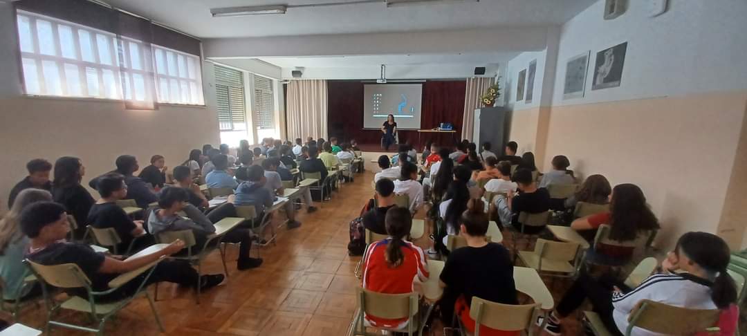 iessimancas's tweet photo. EL LECTOFORO VUELVE A ACERCAR A NUESTROS ALUMNOS A LA LECTURA
El programa Lectoforo de la Junta Municipal de San Blas - Canillejas nos ha acercado este año a la autora Care Santos y a su obra Mentira. Una gran experiencia para nuestros alumnos. https://t.co/BlLkbQafZb