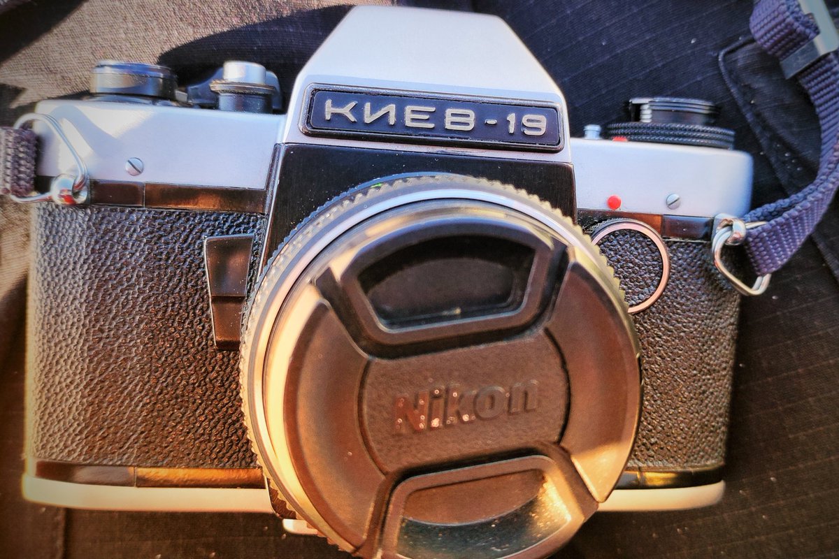 київ - 19
35mm SLR camera
(1985 - 1990s)
format: 24x36cm on 135 film
Nikon F-mount, Helios-81H f2.0/50
focal-plane shutter with speeds from 1/2-1/500s
SLR viewfinder with non-removable pentaprism
TTL light meter
1100 grams