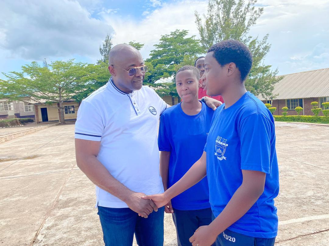 Filsinjeck's tweet photo. Le chairman @FredSiewe au rendez-vous avec la jeunesse, au Apear School de Kigali.
 @VCWC2024 
@FIFVE1 https://t.co/QgKARzuPpO