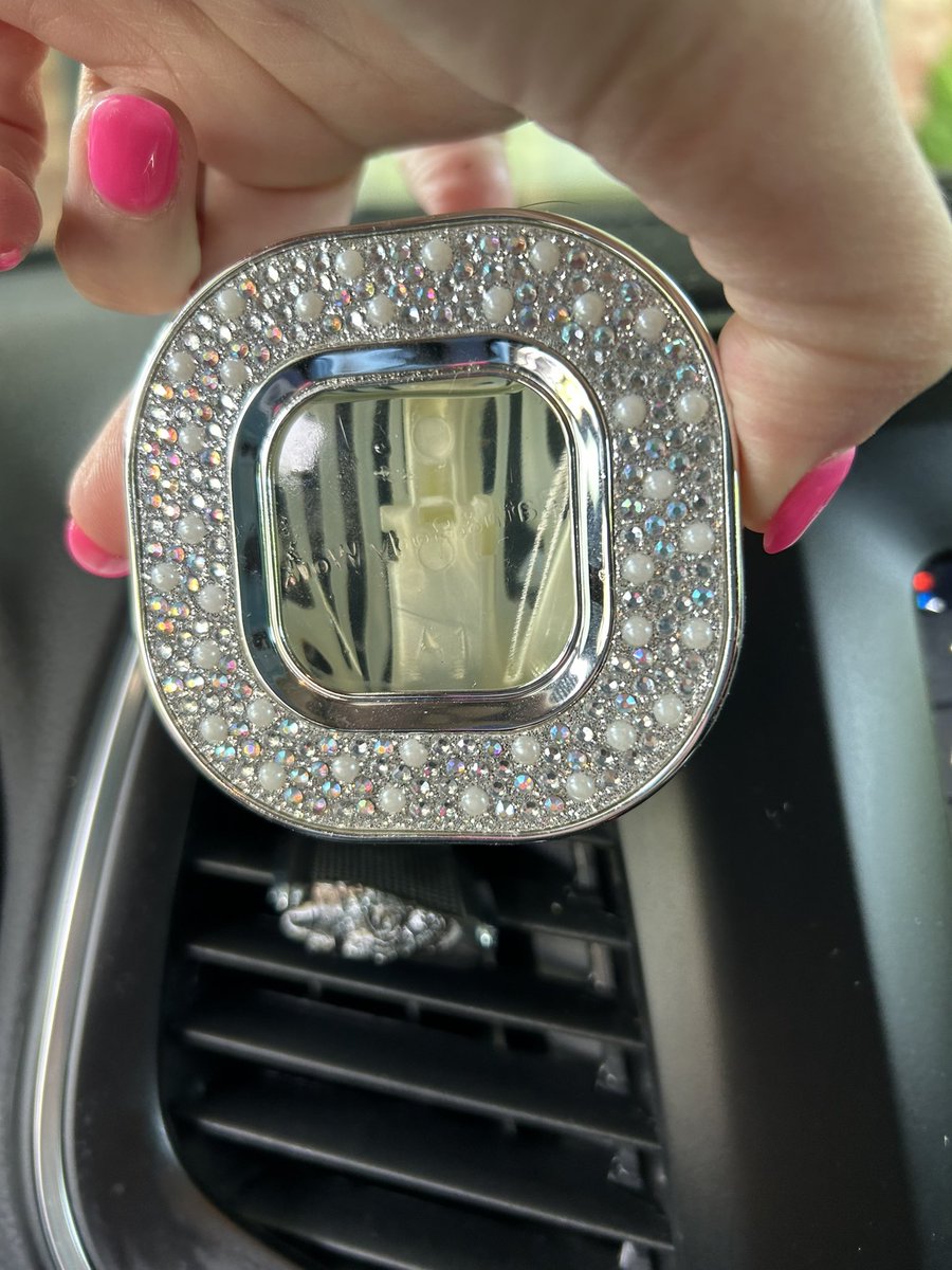 Allen_Davis_622's tweet photo. warning!! do not purchase @bathbodyworks car vent fragrances! this is what it did to my wife’s 2021 jeep Cherokee. after a quick Google search, I learned this is a problem that they have known about and have not fixed. https://t.co/sUF6oTIsbv