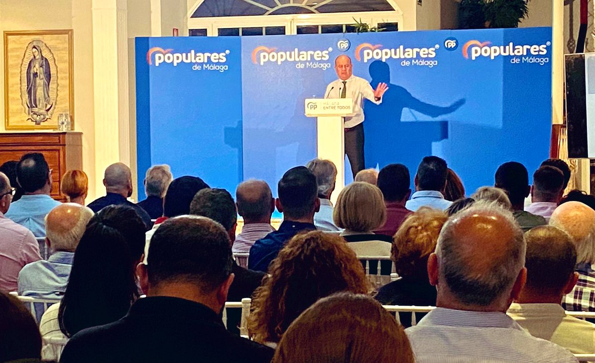 💙👤 Cerramos la jornada del jueves en #Alameda, para arropar a Santiago Illán

Nuestro candidato <a href="/manolo_baron/">Manolo Barón 🇪🇸</a> muestra su apoyo a la lista del <a href="/ppopular/">Partido Popular</a> del municipio

👉🏽Seguimos construyendo un futuro mejor para nuestros barrios y municipios

#SiempreAntequera