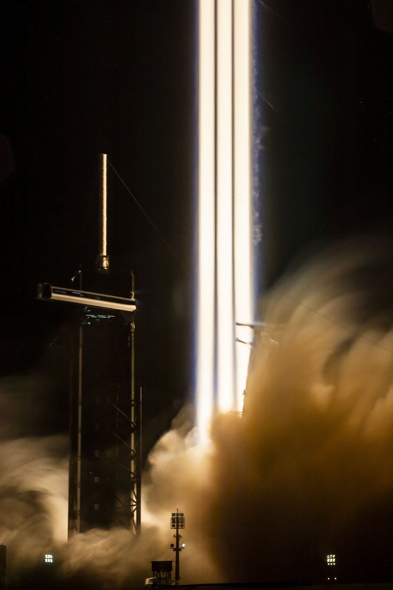 Falcon Heavy long exposure looks like 3 laser beams from space