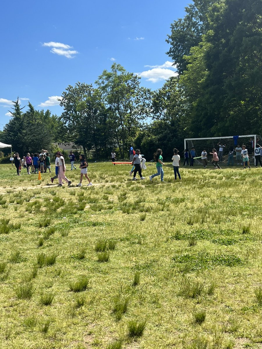 BleweducateHER's tweet photo. Field Day was a complete success. It’s nothing like students being able to share fun, laughter, and joy as a crew. Thank you to all who helped and participated. #wearecrew #Fieldday @WilburnElem https://t.co/VqrKPN1TOh