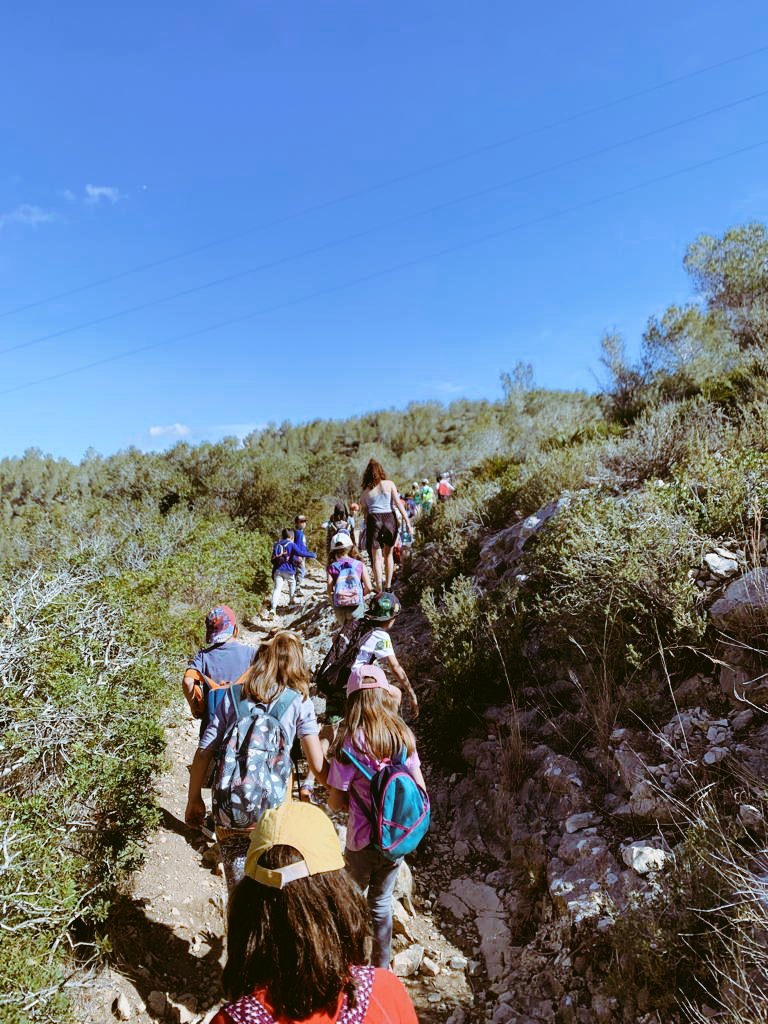 EAnglesola's tweet photo. Les #colònies a #CanGrau @fundesplai per primer van #TopeGama! Dia de #natura i #descobertes. 6km d'anada i tornada a #LAvencDeLEsquerra. Tarda de recollda de #bitxos i cabanes #DIY tot esperant la festa de la nit! https://t.co/4a7GZBuUqj