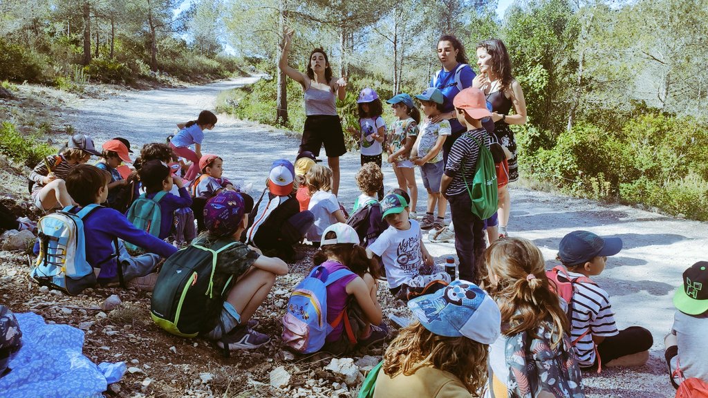 EAnglesola's tweet photo. Les #colònies a #CanGrau @fundesplai per primer van #TopeGama! Dia de #natura i #descobertes. 6km d'anada i tornada a #LAvencDeLEsquerra. Tarda de recollda de #bitxos i cabanes #DIY tot esperant la festa de la nit! https://t.co/4a7GZBuUqj