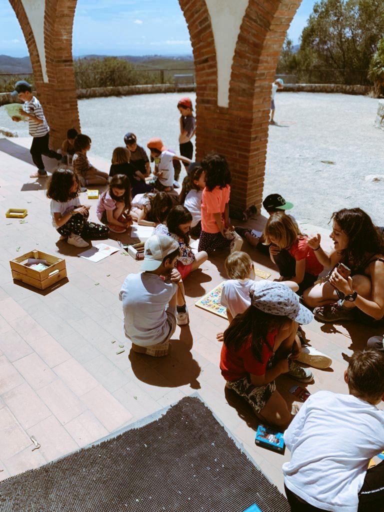 EAnglesola's tweet photo. Les #colònies a #CanGrau @fundesplai per primer van #TopeGama! Dia de #natura i #descobertes. 6km d'anada i tornada a #LAvencDeLEsquerra. Tarda de recollda de #bitxos i cabanes #DIY tot esperant la festa de la nit! https://t.co/4a7GZBuUqj