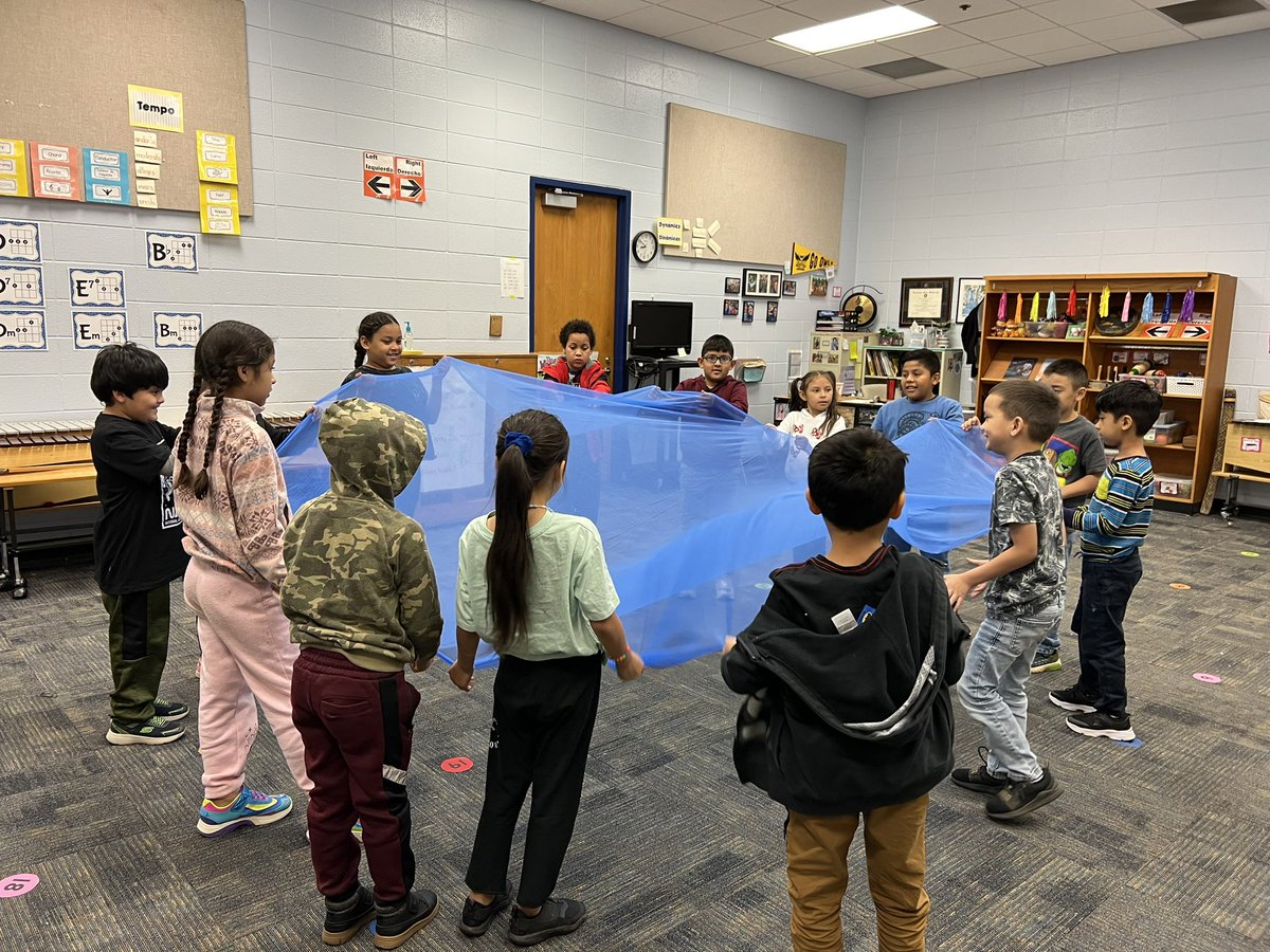 mimosamusic's tweet photo. 1st graders loved using the canopy scarves and large scarves for our creative movement time today! I love the First Steps method- this class especially has grown so much over this past school year! @MimosaManatee @koperniak #FirstStepsInMusic https://t.co/siYqnlIKb8