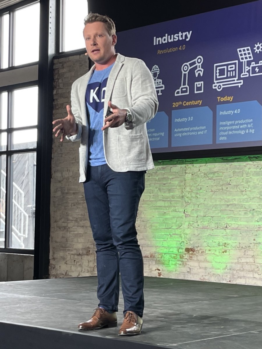 TeamKansasCity's tweet photo. Key takeaways from TeamKC Training Camp keynote, Eric @Termuende:
💪 The future is unpredictable - you can build teams that thrive in the future of work
🌡️ Implement one degree shifts
🤝 Build a deep sense of trust
🏁 Plant your flag
⬆️ Leverage your best recruiter

#FutureWorkKC https://t.co/ulSUHchfSY