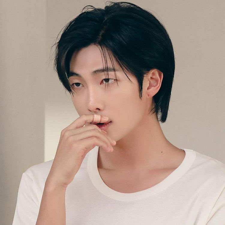 Kmedia_BTS's tweet photo. — #RM ahora posee 214 créditos en KOMCA a su nombre. 'D-DAY' del álbum de #AgustD se ha añadido a la lista.

Sigue siendo el segundo y más joven artista coreano más acreditado en KOMCA.

#RM214KOMCA
CONGRATULATIONS RM https://t.co/CGb3AXqzer