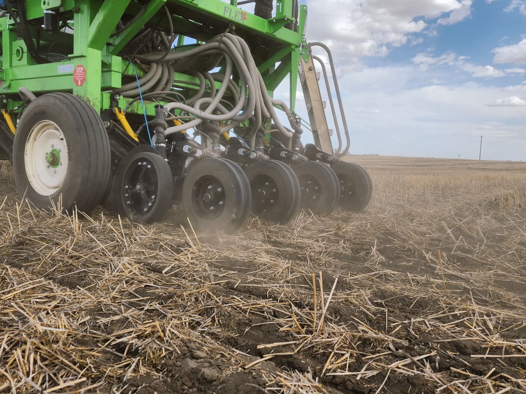 Our #Agronomy Research team is seeding an exciting new project that looks a little bit like last year's favorite!
🚜🍚😉

#plant23 #agriculture #Alberta #WestCdnAg