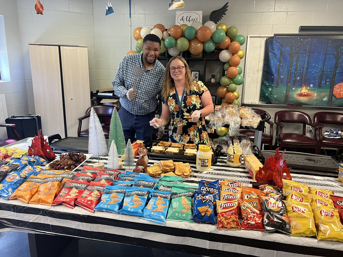 On the 4th day of staff appreciation my admin gave to me… Grilled cheese sandwiches and duty free lunch 💪🏻🦅🌟#AboveTheRest <a href="/J_Renaissance/">Jostens Renaissance</a> <a href="/TeamDDTwo/">Dorchester School District Two</a> <a href="/Dr_ShaneRobbins/">Shane Robbins</a>