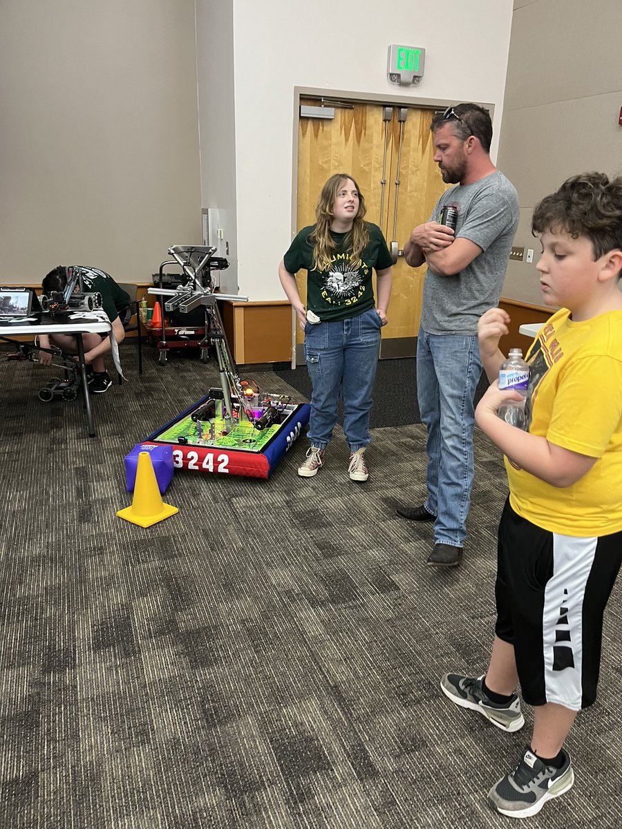 JenJT33's tweet image. STEMcon night 2, for the middle school group, is in high gear! Over 100 families and students have the opportunity to immerse themselves in STEM challenges for the next 3 hrs. Thank you to Lockheed Martin for making this happen for our community. @MCPS_choice