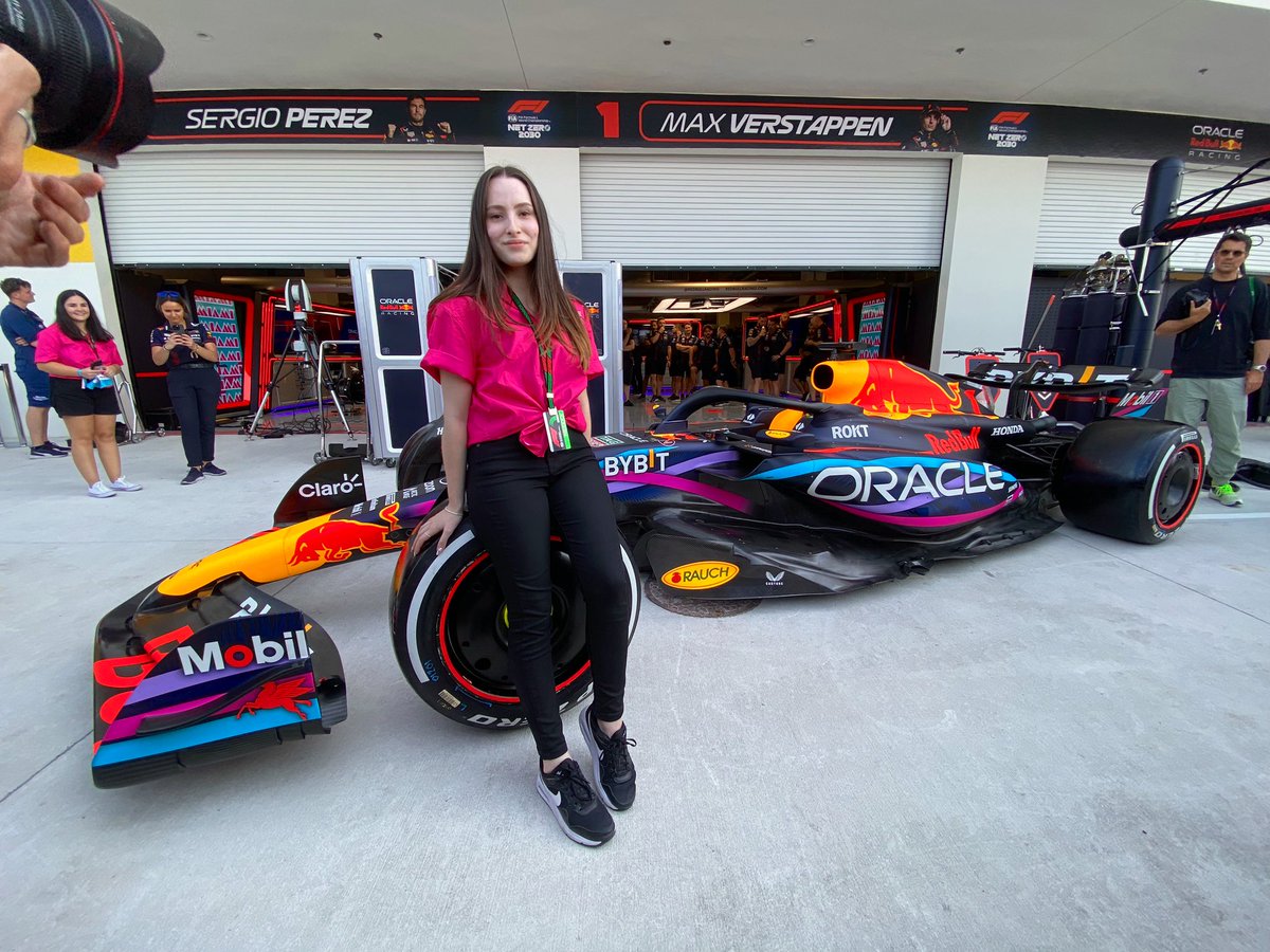 diegofmejia's tweet photo. Martina Andriano junto a su creación y los pilotos de Red Bull. #f1 #MiamiGP https://t.co/sB6PeQachZ