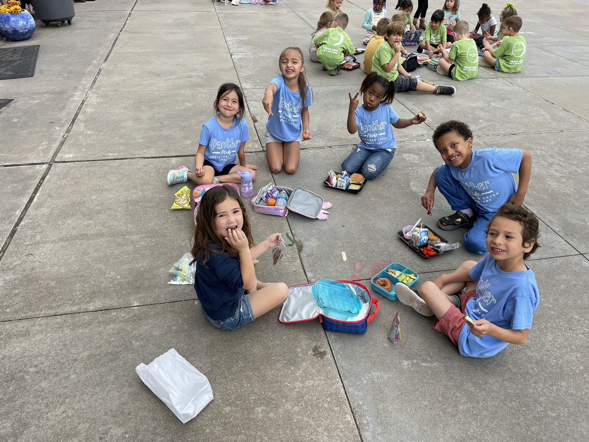 StacySpink's tweet photo. Picnic, park, &amp; popsicles-oh my! Kindergarten is having the BEST time with our alphabet countdown! https://t.co/RypGvQ2iwK