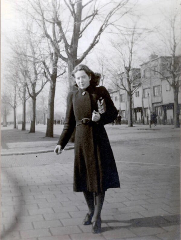 InadeBree's tweet photo. In her early 20s student Hannie Schaft, the girl with the red hair,  joined the Dutch Resistance.
Just three weeks before the liberation the Nazi’s execute her in the dunes. The first bullet only injured her. 

Her last words were ‘I’m a better shot’ before she was murdered. https://t.co/l2LKhZwffb
