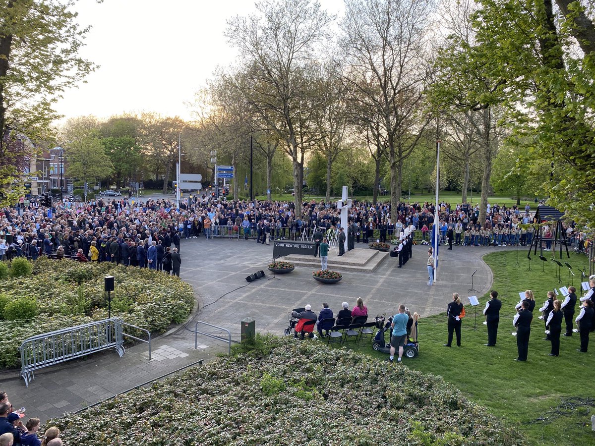 Veel mensen aanwezig bij de dodenherdenking in #dordrecht