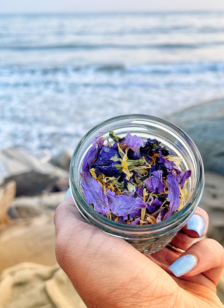 RelaxationTeas's tweet photo. A goodnight sleep is the ultimate self care. Our Visit Space Tea is the perfect way to help you get the full REM sleep you need to feel your best. 💤🚀 #RelaxationTea #SleepTea #Insomnia https://t.co/h2VDkAtp4v