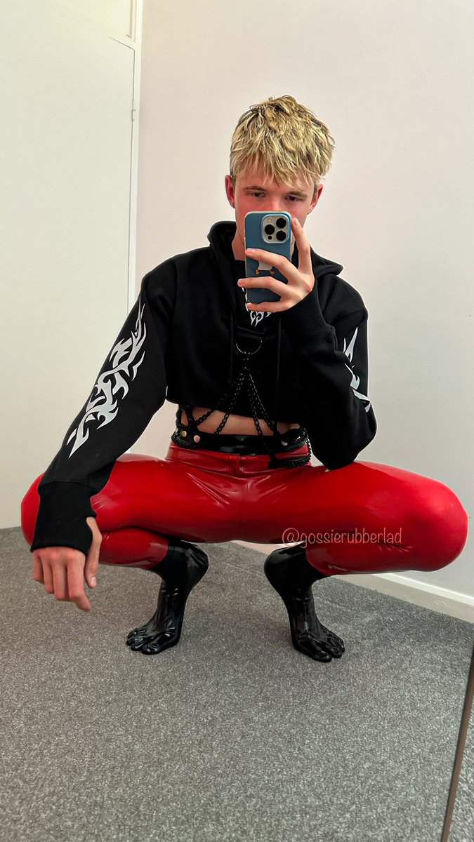 gossierubberlad's tweet photo. Blonde rubber boy, at your service. ❤️🙇🏼‍♂️

#gayboy #gayrubber #gaylatex #rubberman #rubbermen #rubberfetish #latexfetish #latextoesocks #rubbertoesocks https://t.co/dHc6ZBr1MF
