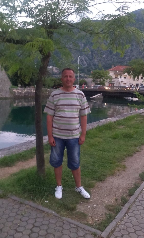 Ubijeni radnik obezbeđenja škole na Vračaru Dragan Vlahović zvani Mile rodom je iz Prištine, javlja mi kuma. Radio je dva posla u Beogradu kako bi pomogao stare roditelje. Čovek sa iskustvom u toj branši jer je kao obezbeđenje radio u SC Boro i Ramiz u Prištini 😣💔