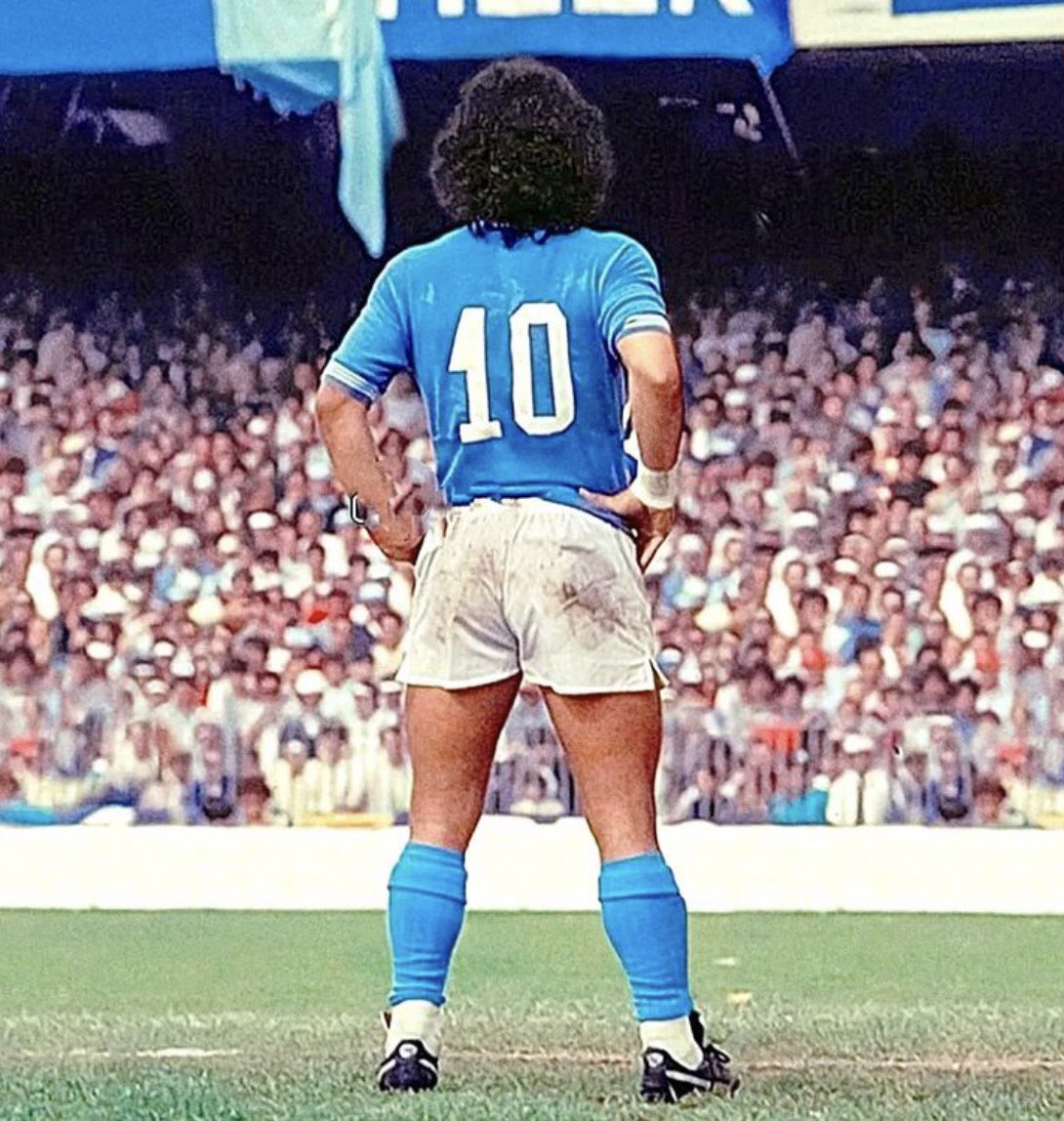 Colodh1's tweet photo. Hoy festeja D10S!!!!!! @sscnapoliES #ForzaNapoli https://t.co/Dr9oEvLGEh