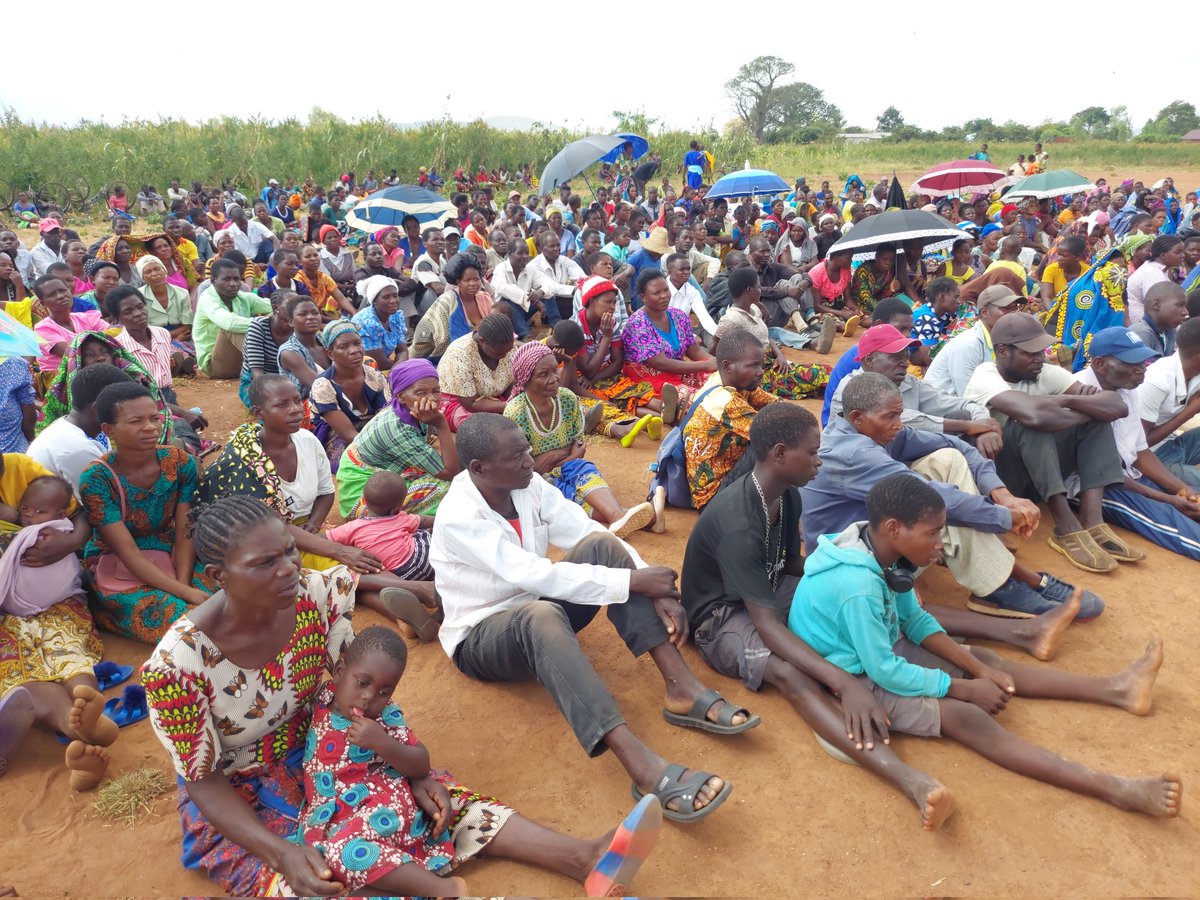 MalawiRedCross's tweet photo. 500 families from TA Kaduya in Phalombe who were affected by Cyclone Freddy have today received food and non food assistance from @MalawiRedCross to address the acute food insecurity. Participating in the distribution was @ja_roche Head of @ifrc Harare cluster. https://t.co/CXVeMwiUoa