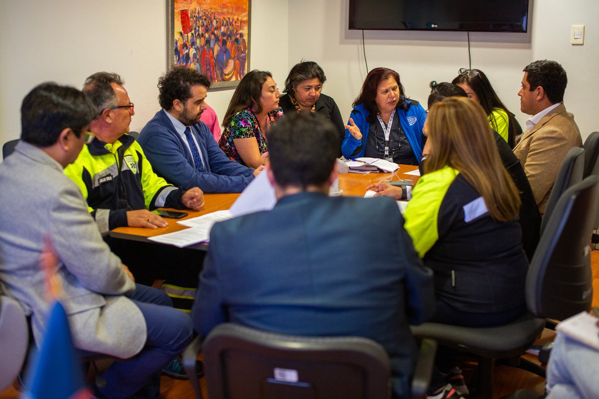 GOREAntofagasta's tweet photo. 📍Gremio del SAMU que se encuentran en paro indefinido, expusieron su situación al gobernador Ricardo Díaz con el objetivo de empujar gestiones que permitan mejorar sus condiciones laborales. 
Seremi d Gobierno aseguró pronta reunión para responder a las demandas 👌 #Antofagasta https://t.co/QcU9U3Tjcu