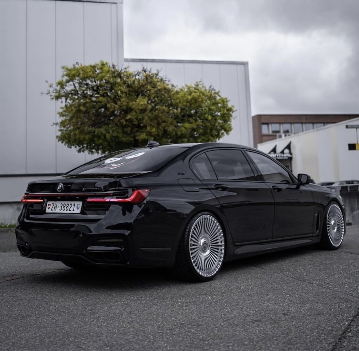 LuxuryCars365's tweet photo. BMW M760Li V12 ☁️ https://t.co/qdSUXbq0SC