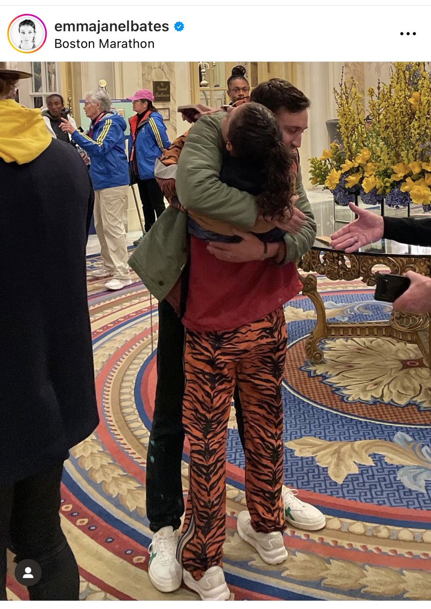 dionisio68's tweet photo. Bostonin maratonilla hienosti juossut Emma Bates esiintyi kilpailuhotellissa tyylikkäässä, retrohenkisessä Onitsuka Tiger -verryttelypuvussa. #OnitsukaTiger #EmmaBates #atletismo #maratón https://t.co/bUEse7oQvc