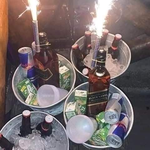 TioVisao's tweet photo. VIDA DE ILUSÃO  Isso é umas das coisas que te aproxima de amizades falsas , te faz viver varias ilusões, pensa que tá cheio de amigos, acha que é o rei do camarote -Cuidado vigia, tudo ilusão, se você cair duro ou passar no deserto,  você  vai ver um monte te deixando com sede .. https://t.co/zqCd5NsnqO