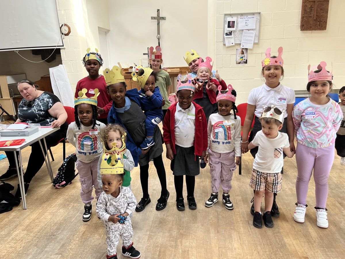 AttercliffeCofM's tweet photo. Create. Afterschool church. we first made our own promises like the new king will say
made crowns &amp; bunting shared
Luke 14:15-24 the banquet 
Sung and prayed. 
Then we all had afternoon tea. 
Thank you to Roses bakeries @DioceseofSheff @ChurchArmy @SheffieldMethC https://t.co/wP7snDPELj