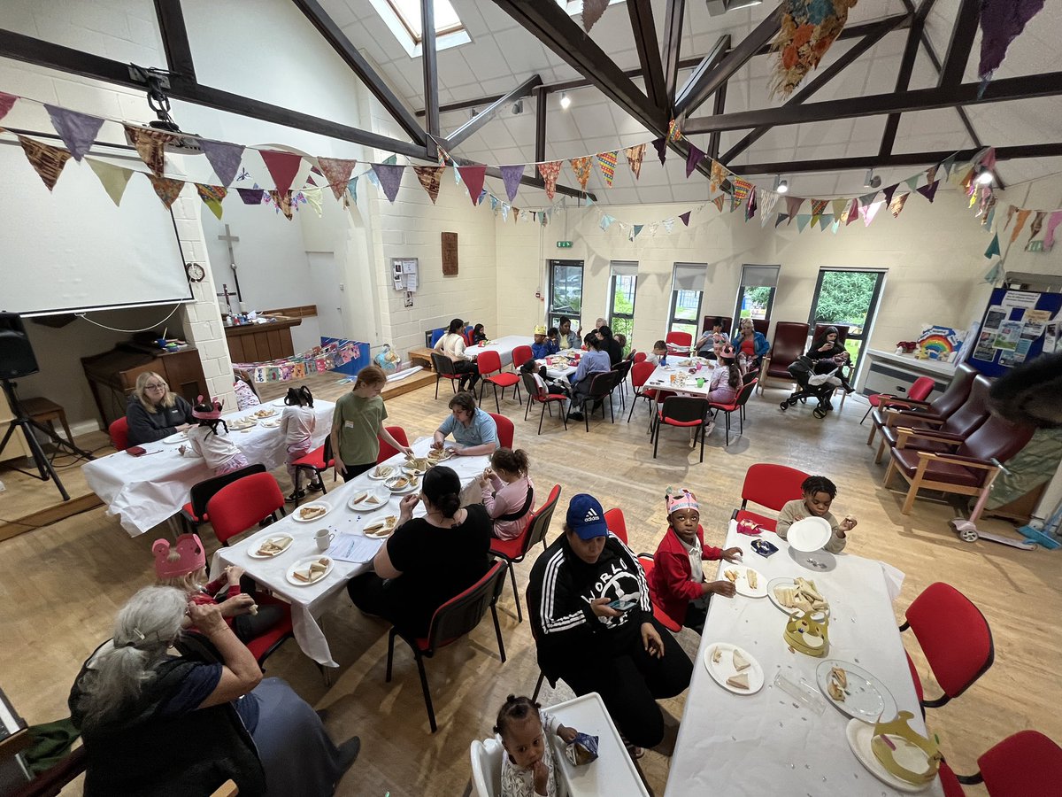 AttercliffeCofM's tweet photo. Create. Afterschool church. we first made our own promises like the new king will say
made crowns &amp; bunting shared
Luke 14:15-24 the banquet 
Sung and prayed. 
Then we all had afternoon tea. 
Thank you to Roses bakeries @DioceseofSheff @ChurchArmy @SheffieldMethC https://t.co/wP7snDPELj