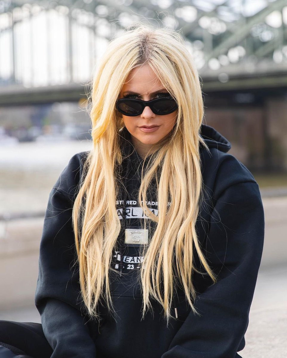AvrilLavigne's tweet photo. 💚🖤 https://t.co/S6atYgA3wC
