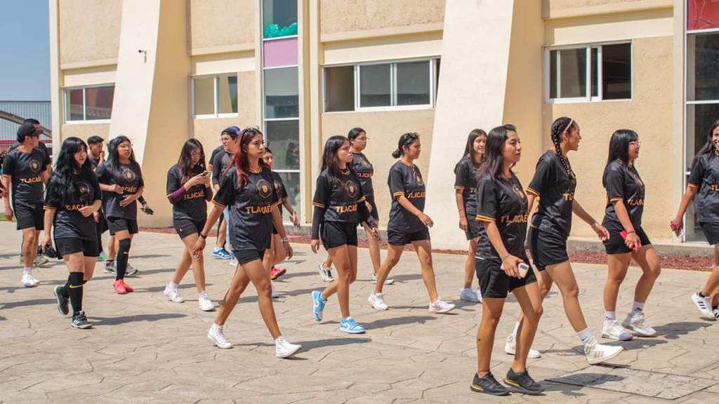 FnerrColima's tweet photo. Los estudiantes denunciamos las falsas promesas de @FelipeArvizu_ pues a dos días de la competencia 🏀🏐⚽🥅 los deportistas del CUT no han tenido una respuesta positiva. 😡 
@H_Ixtapaluca

#ArvizuNoApoyaElDeporte https://t.co/AhGbZ9DiEr