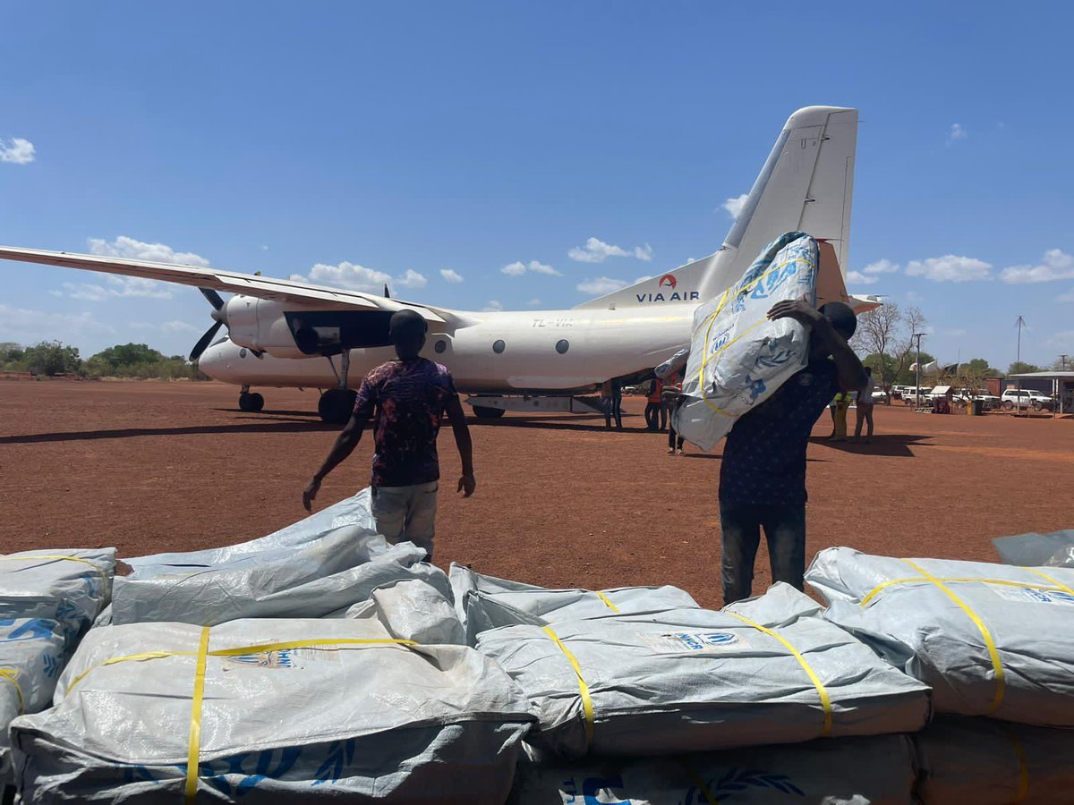 Pour renforcer notre réponse humanitaire aux déplacés (soudanais & centrafricains), notre avion cargo a atterri ce matin a Birao avec 4691 kgs de matériels acheminés par @UNHCR_CAR @UNICEF_CAR @UNFPARCA @IOM_CAR @OMSCentrafrique. Le PAM a livré des aliments pour 20.000 personnes