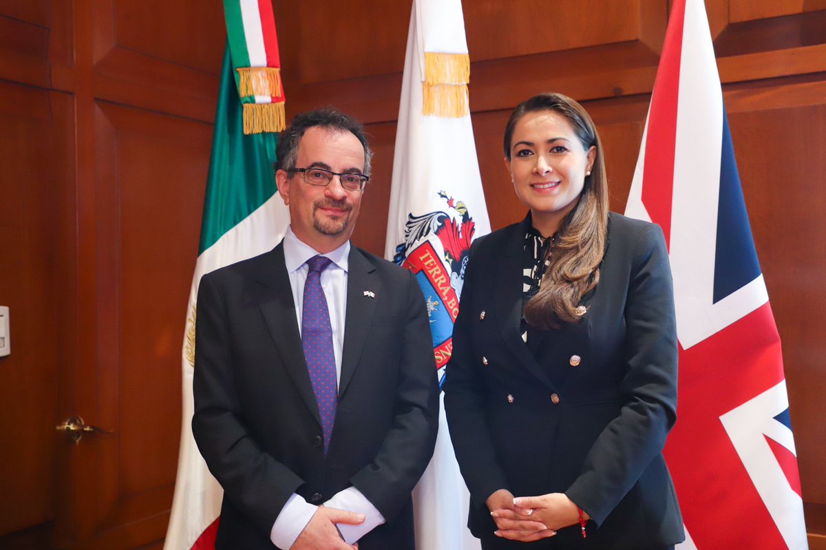 TereJimenezE's tweet photo. Tuve el gusto de recibir en Palacio de Gobierno al Embajador de Reino Unido en México, @JonBenjamin19. Hablamos sobre la relación económica y cultural entre los dos países y el área de oportunidad que tiene Aguascalientes para la inversión extranjera. 

#ElGiganteDeMéxico https://t.co/pZ3imddVoK