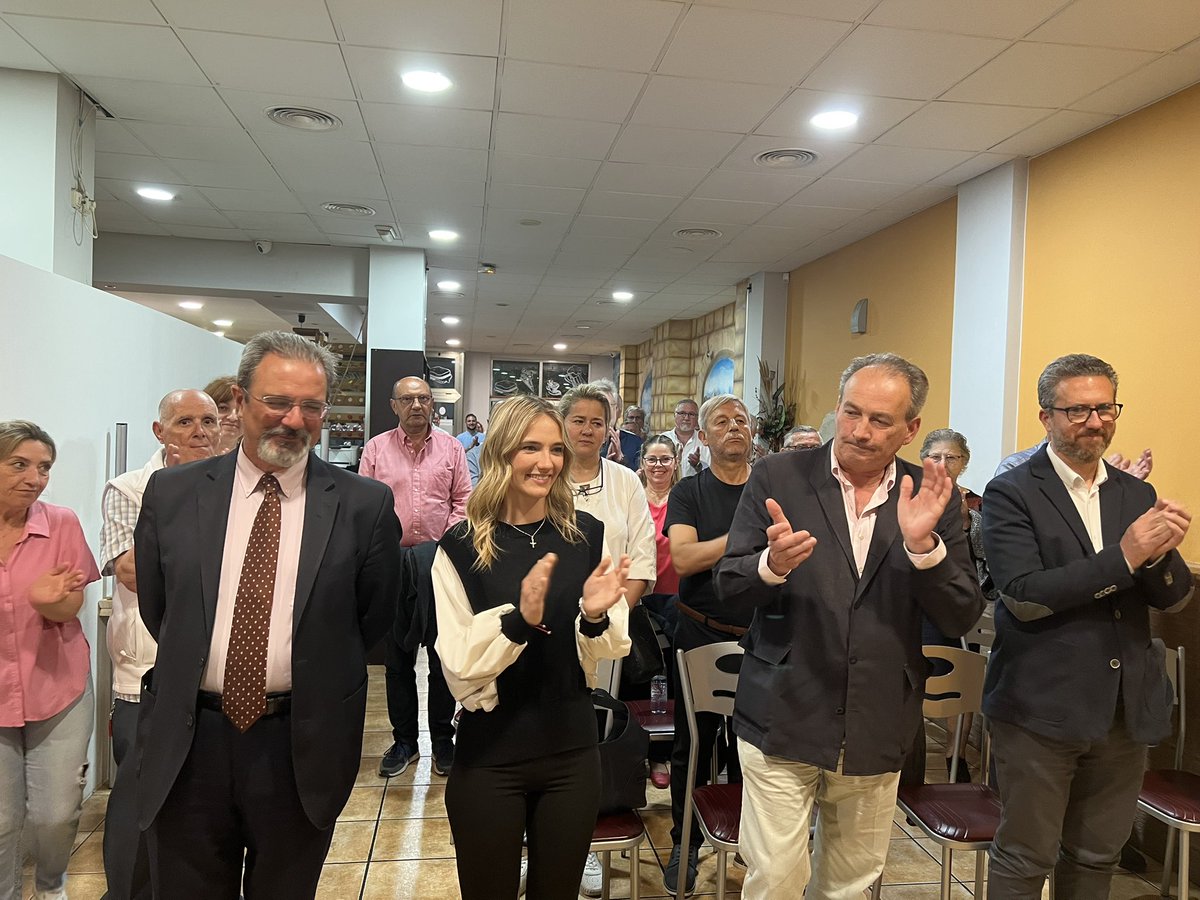 VOX_Moncada's tweet photo. Gran éxito en la tertulia con los Moncadenses.
#cuidamoncada
#CuidaLoTuyo
@FloresJuberias
@Elena_carrascoR
@AguirreLarrauri https://t.co/YSvFfC49kf