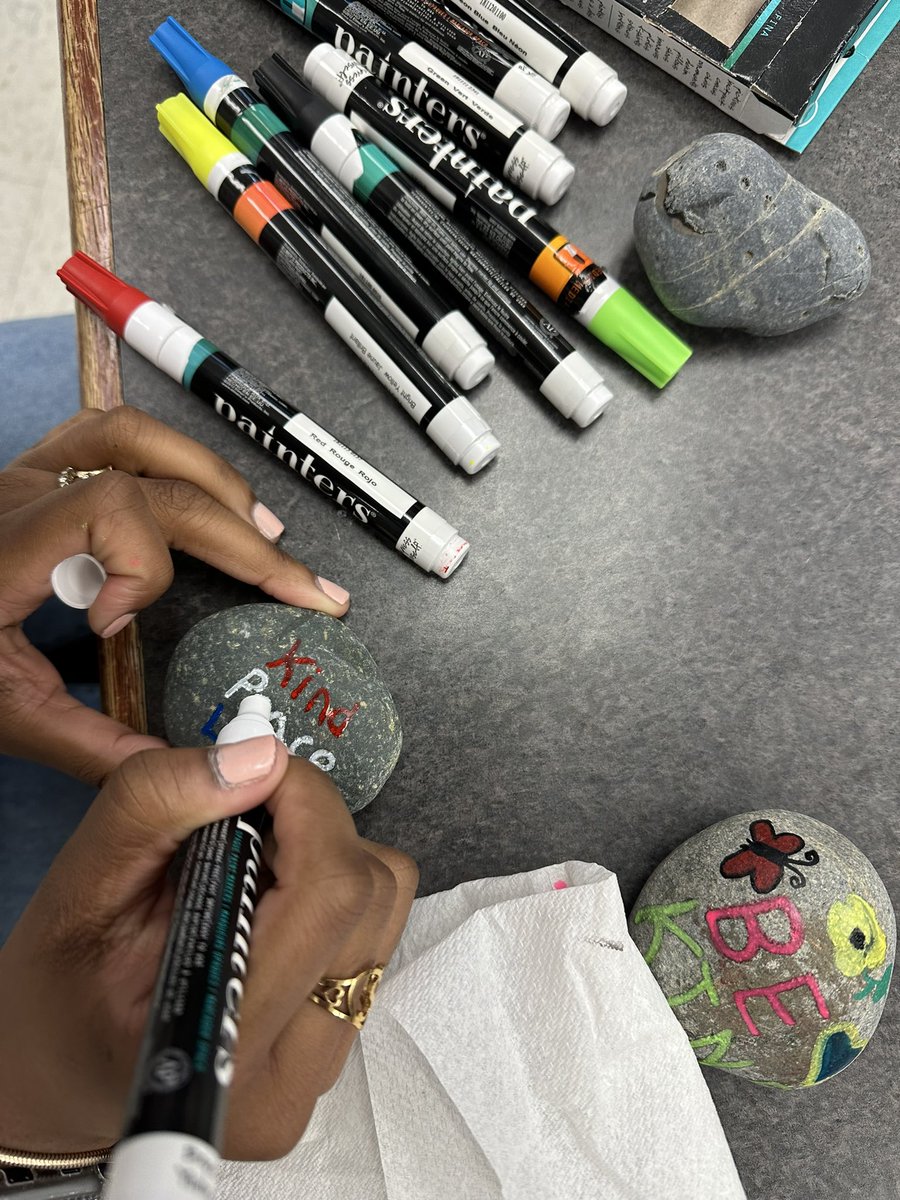 JMHSbears's tweet photo. Kindness Rocks - Students Against Bullying - Stand Up and Speak Out! @YouthService #GYSD23 #GobalYouthServiceDay #StopBullying @StopBullyingGov @HersheyCompany #HeartwarmingProject @OKCPS @OKFCCLA @okcareertech https://t.co/Ky5bhWjm58