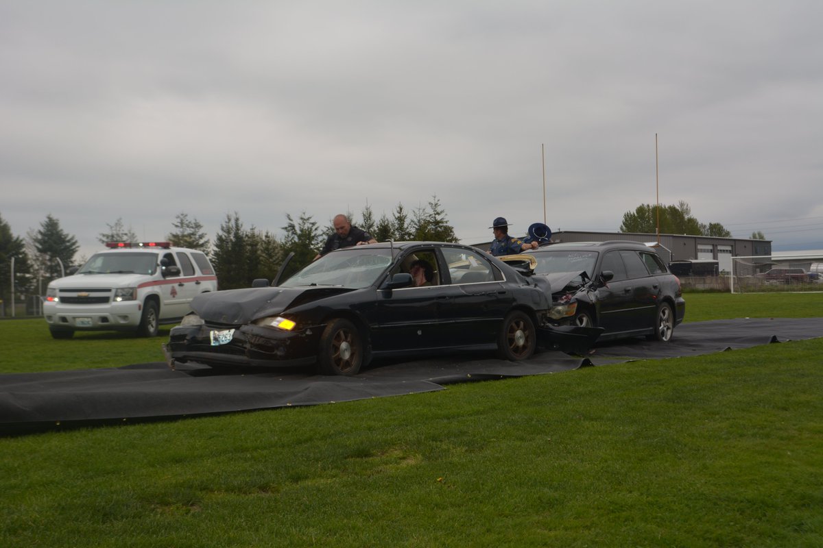 wspd7pio's tweet image. #yourwsp in District 7 joined multiple agencies in a Mock DUI at Meridian High School in #whatcomcounty 

The Mock DUI is for educational purposes in relation to distracted/impaired driving. This was part of a group of students' senior project. #drivedistractionfree #drivesafe