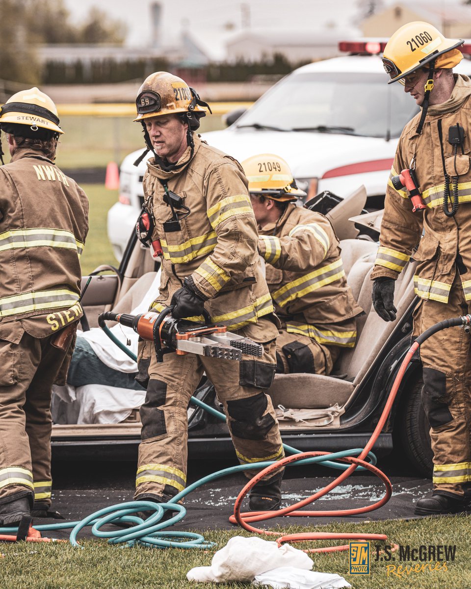 wspd7pio's tweet image. #yourwsp in District 7 joined multiple agencies in a Mock DUI at Meridian High School in #whatcomcounty 

The Mock DUI is for educational purposes in relation to distracted/impaired driving. This was part of a group of students' senior project. #drivedistractionfree #drivesafe