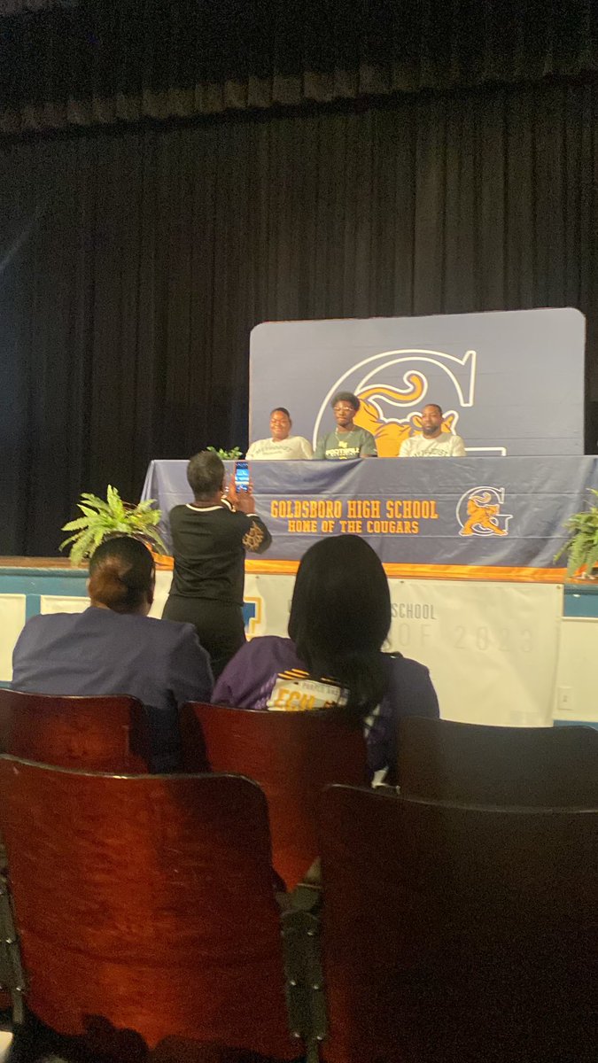 ElijahWallace__'s tweet photo. Signed to day let’s ride💛💚@Methodist_FB @GoldsboroFball @RonnieMac626 https://t.co/d32hzdoYVl